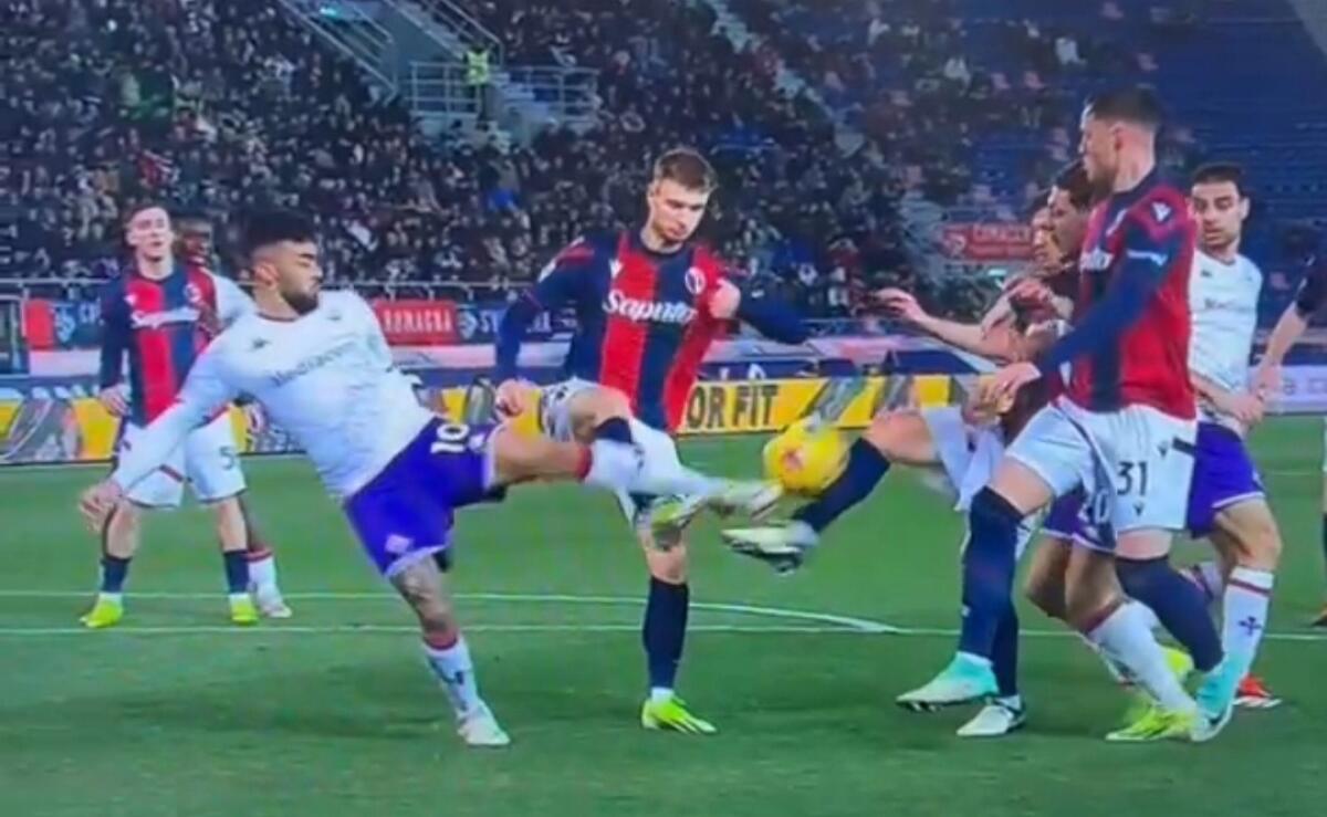 Vergogna a Bologna! Rigore netto non dato alla Fiorentina per calcio su Nico Gonzalez. Le immagini - 