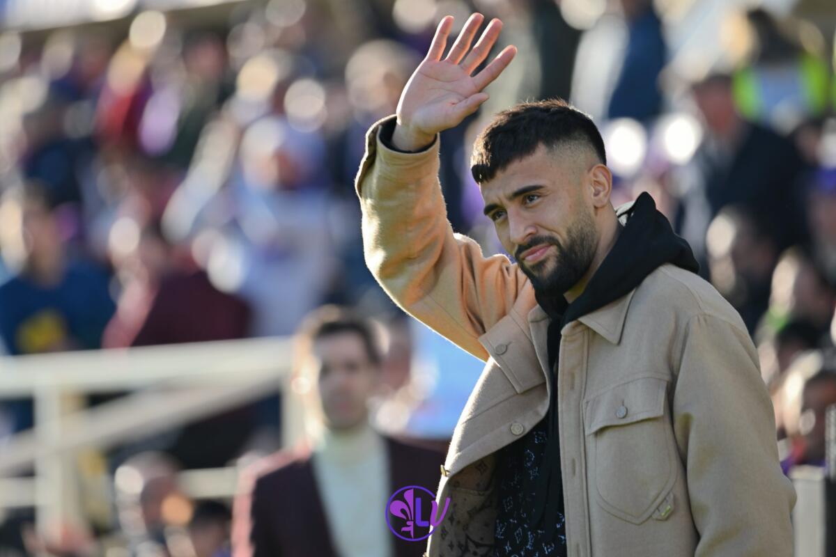 Nico si è fermato nella rifinitura pre Lecce per un accenno di dolore accusato: serve pazienza, manca la miglior condizione  - Nico Gonzalez infortunato saluta i tifosi