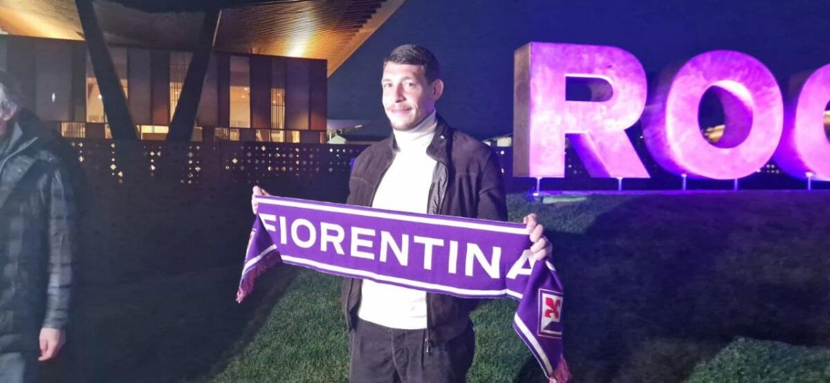 Belotti, arriva anche il comunicato ufficiale: ecco la prima foto con la maglia della Fiorentina - 