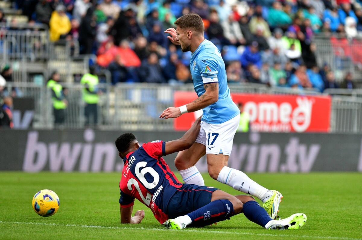 Mina è inutile anche al Cagliari: è un disastro e la Lazio passeggia, finisce 1-3 e Fiorentina superata - 