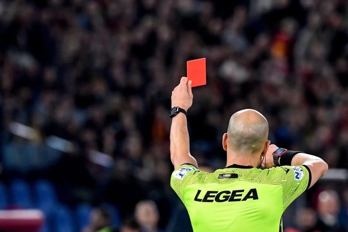 L'IFAB propone un nuovo cartellino nel calcio: sarà arancione per le espulsioni a tempo - 