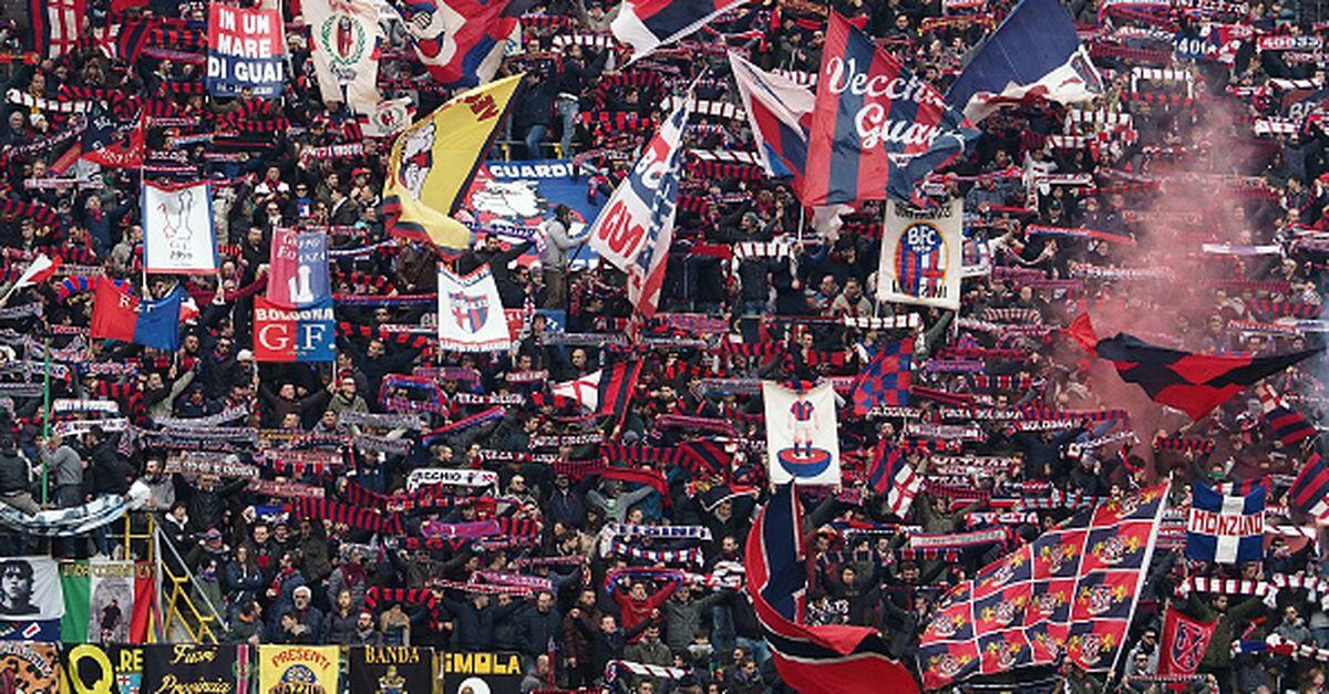 Clima teso a Bologna, tifosi rossoblù insultano Biraghi e cantano solo cori contro la Fiorentina nel prepartita - 