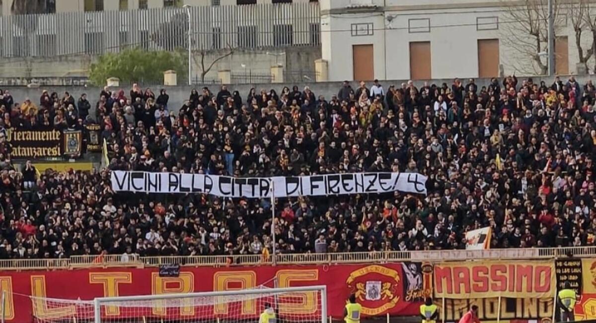 Bellissimo striscione della curva del Catanzaro per la tragedia di via Mariti: "Vicini alla città di Firenze" - 