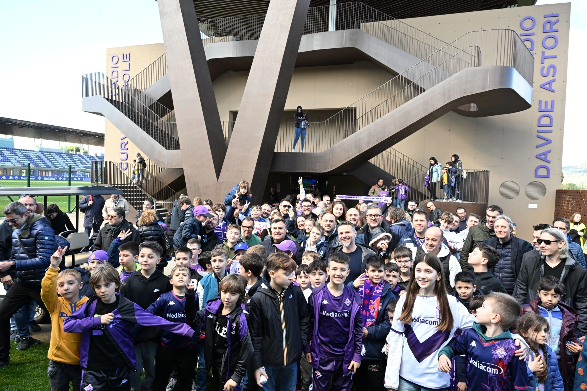 Barone accoglie 150 piccoli tifosi per il tour del Viola Park. Incontro anche con la Prima Squadra