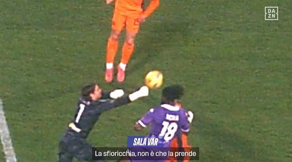 A Open Var il rigore di Fiorentina-Inter: "Non conta se Sommer prende la palla, dà pugno a Nzola"