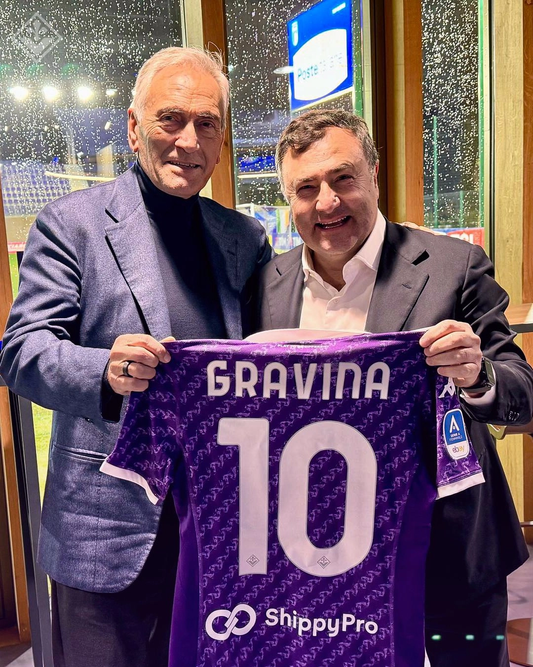 Al Viola Park Gravina con la maglia della Fiorentina e Joe Barone con la maglia della Nazionale
