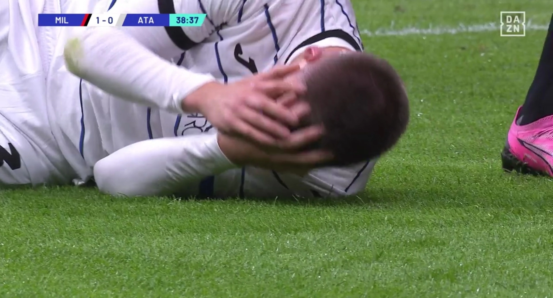 Imbarazzante a San Siro, Holm simula ma l'Atalanta ha il rigore. Tocco di Giroud leggero e sull'anca