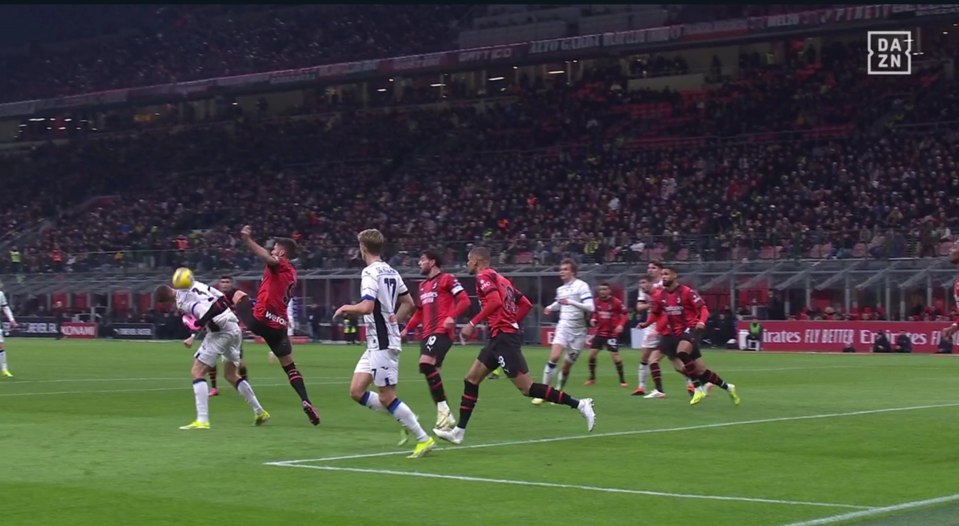 Imbarazzante a San Siro, Holm simula ma l'Atalanta ha il rigore. Tocco di Giroud leggero e sull'anca