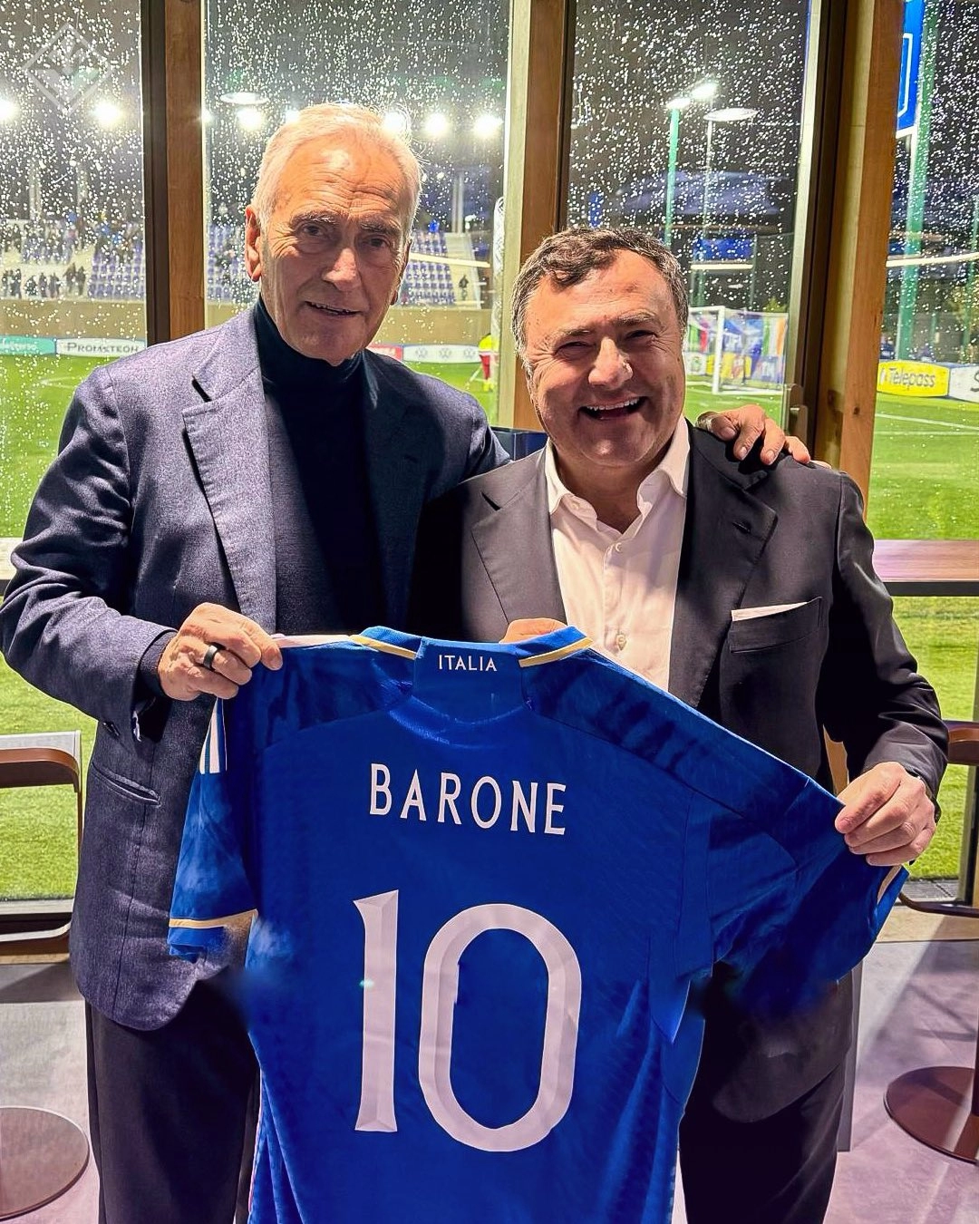 Al Viola Park Gravina con la maglia della Fiorentina e Joe Barone con la maglia della Nazionale