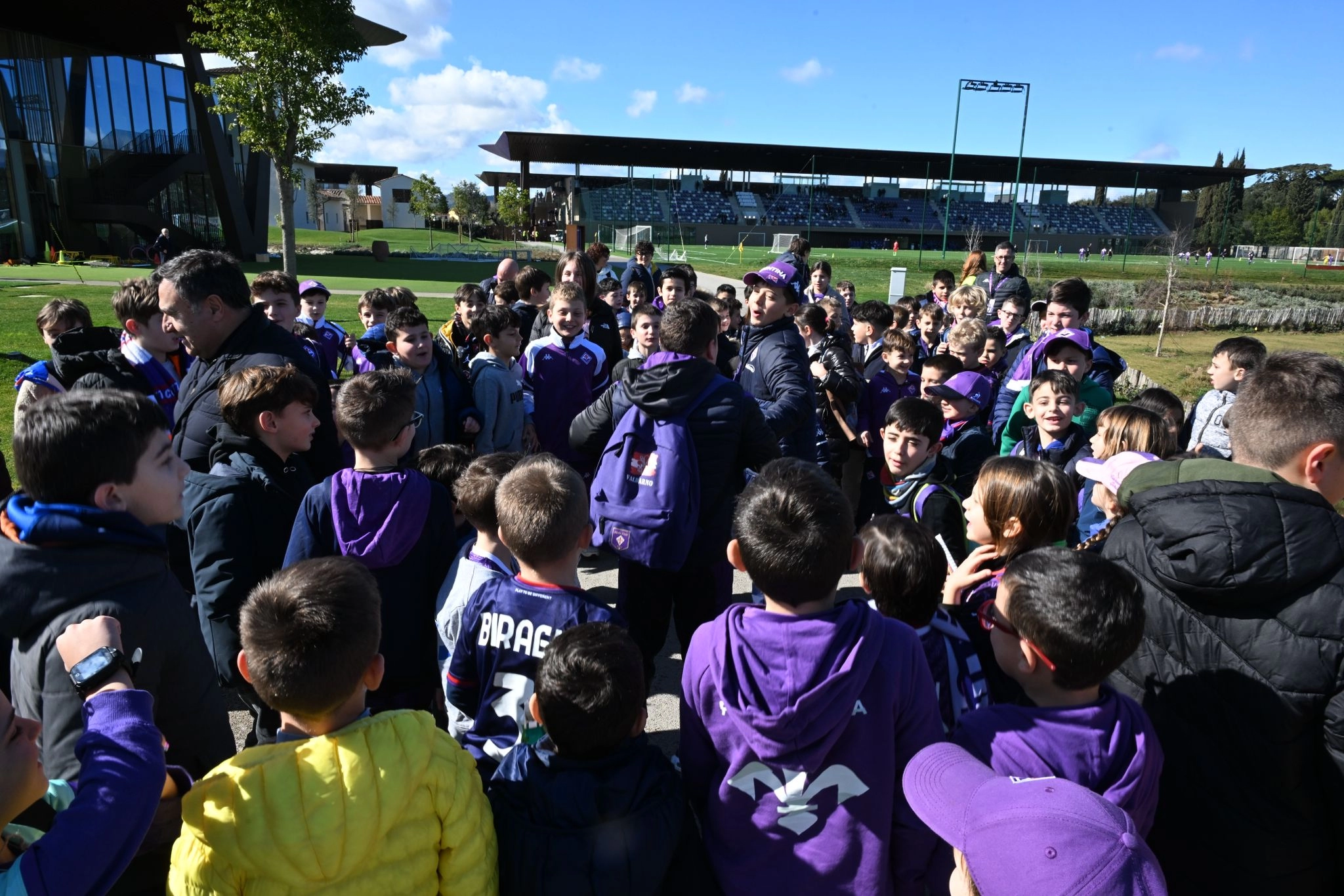 Barone accoglie 150 piccoli tifosi per il tour del Viola Park. Incontro anche con la Prima Squadra