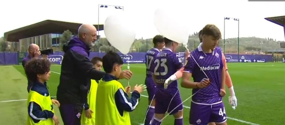 La Primavera omaggia Joe Barone prima di Fiorentina-Atalanta: minuto di silenzio e palloncini bianchi - 