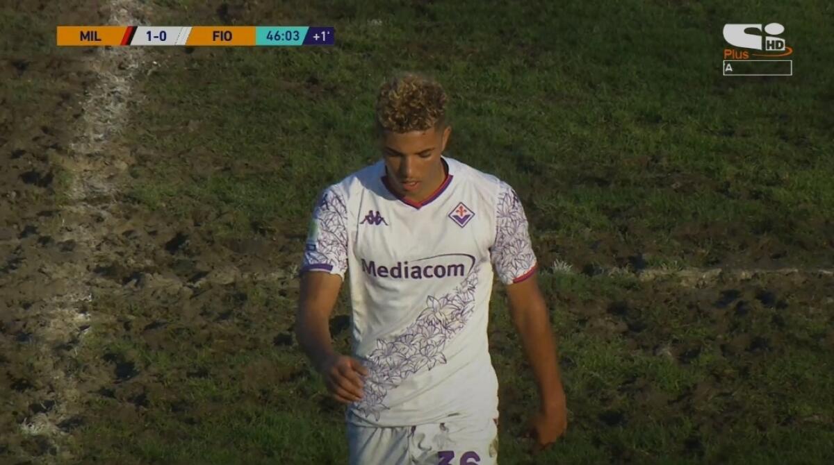 Le condizioni del campo del Milan dove sta giocando la primavera della Fiorentina sono imbarazzanti - 