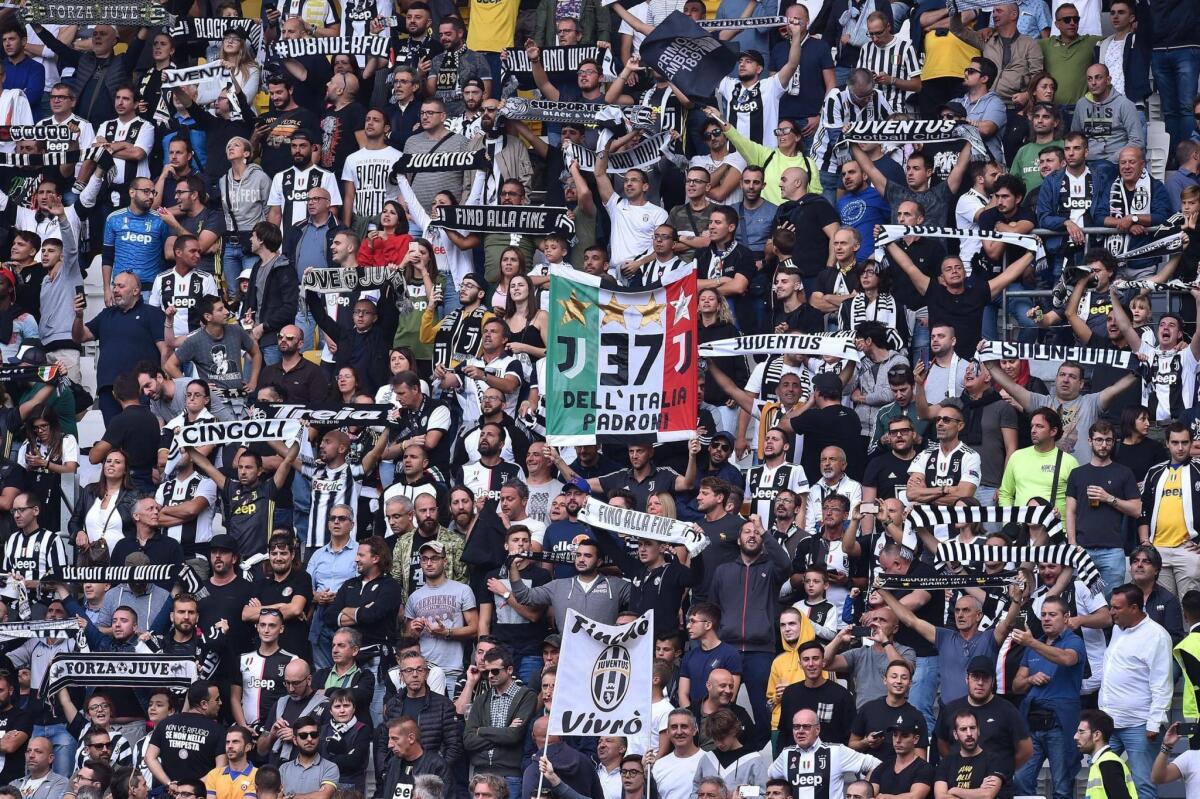 La Juve festeggia la qualificazione al Mondiale per club 2025, la FIFA si complimenta - Tifosi della Juventus all'Allianz Stadium durante la partita del campionato di Serie A contro il Verona, Torino, 21 settembre 2019.
ANSA/ALESSANDRO DI MARCO