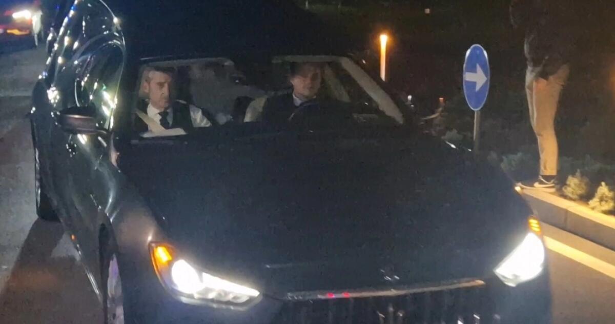 VIDEO, L'arrivo del corpo di Joe Barone al Viola Park. Squadra, Italiano e dirigenza presenti - 