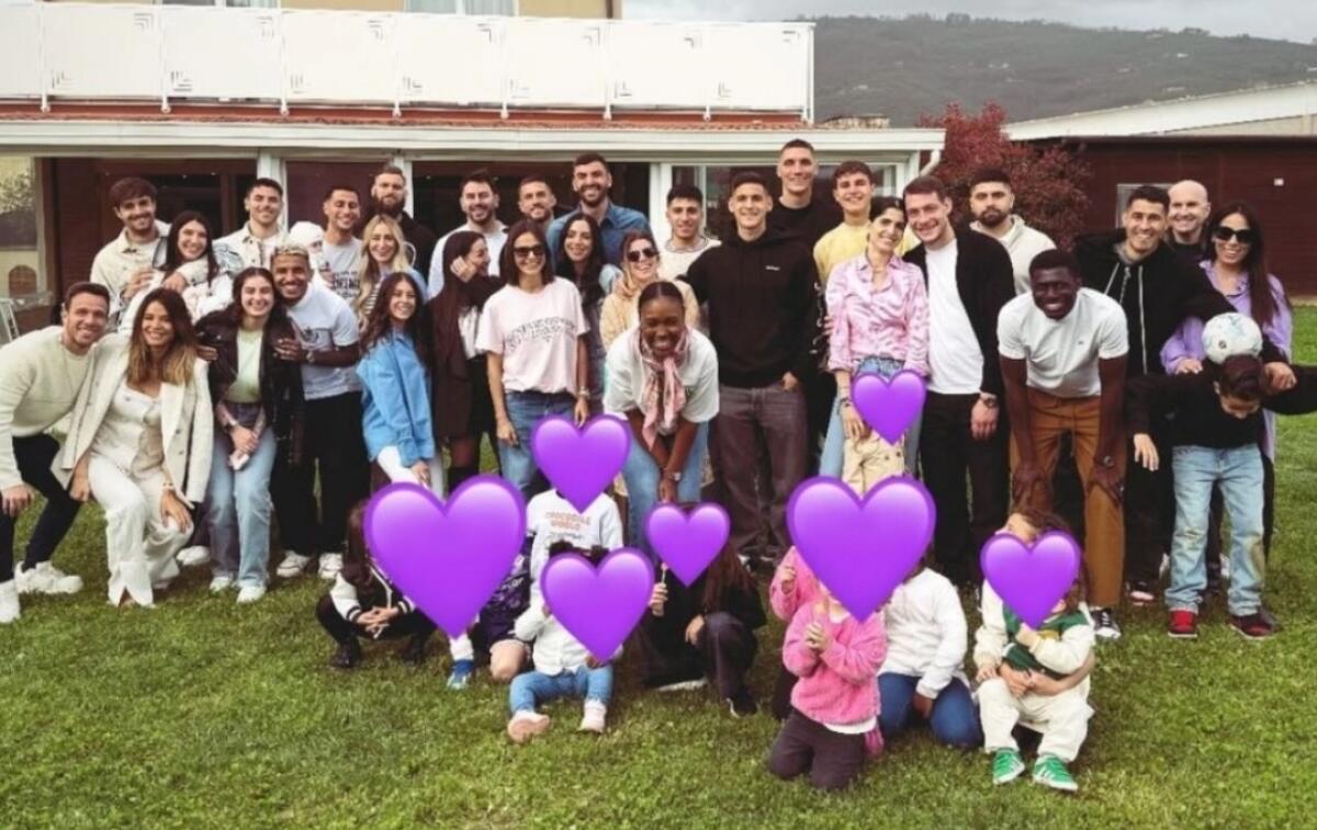 Quasi tutti i giocatori della Fiorentina insieme per Pasqua con mogli e figli. Assenti in 8. Ecco la foto - 