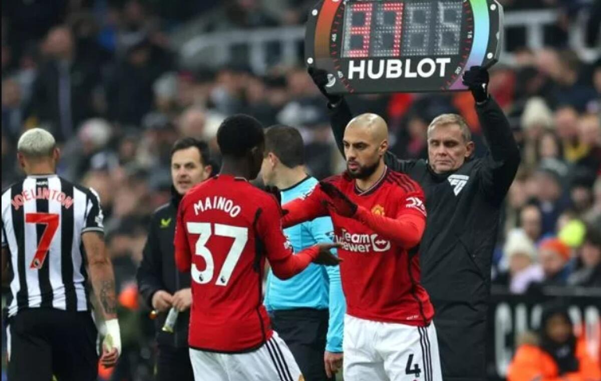 Amrabat ai margini, ten Hag punta su un classe 2005. Contro l'Everton gioca soltanto 10 minuti - 