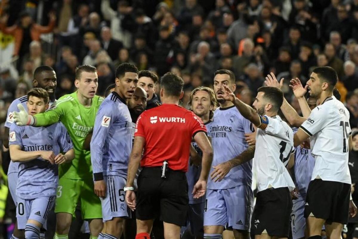 Clamoroso in Liga, l'arbitro fischia la fine pochi secondi prima del gol vittoria del Real Madrid - 