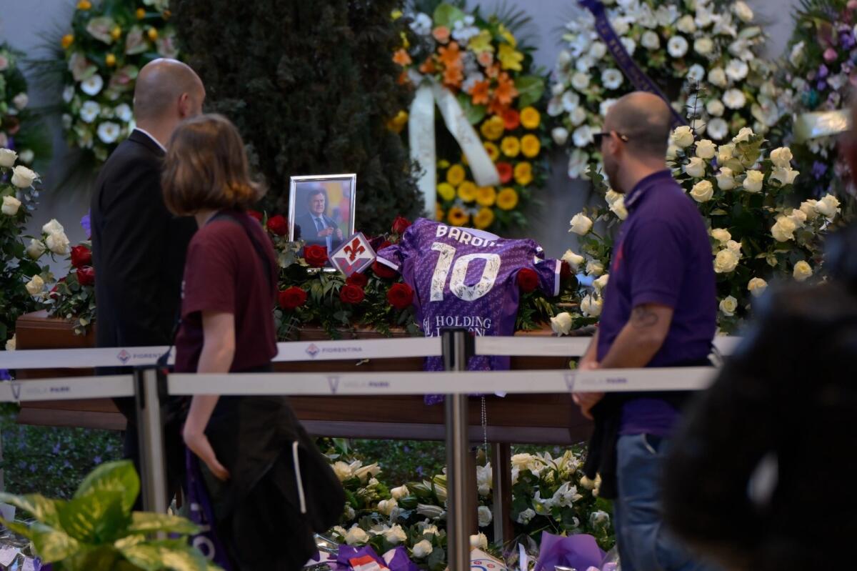Pozzallo saluta Barone, oltre 2mila persone alla camera ardente. In Sicilia anche dei membri della Fiorentina - 