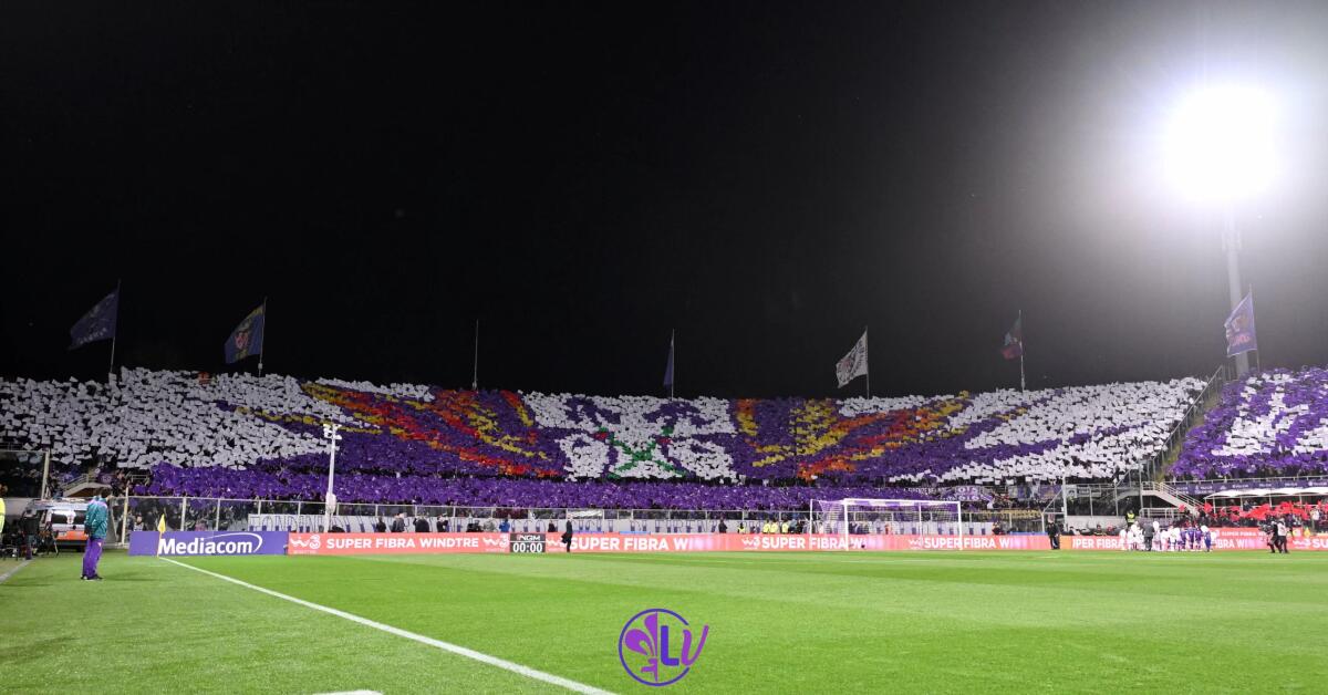 "Due rondini che volano in cielo con due gigli in bocca". Ecco la coreografia della Curva Fiesole - Firenze, Stadio Artemio Franchi, 30.03.2024, Fiorentina-Milan, foto Lisa Guglielmi. Copyright Labaroviola.com