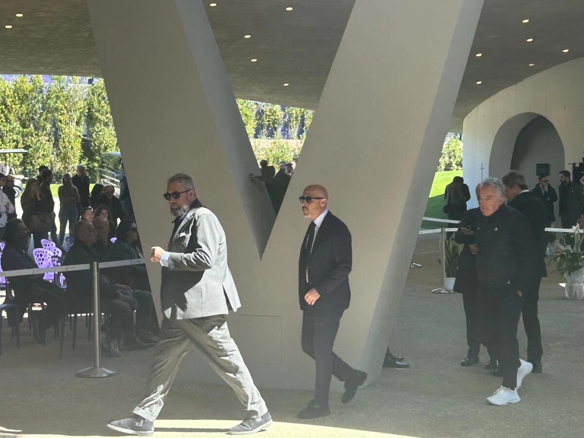 Vincenzo Italiano alla camera ardente per l'ultimo saluto a Joe Barone. Con lui anche Ivano Tito - 