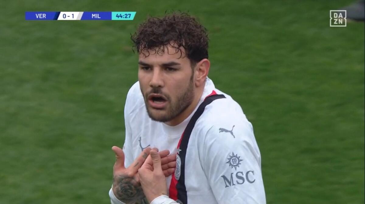 Buone notizie per la Fiorentina, Theo Hernandez si fa ammonire contro il Verona e salterà la trasferta di Firenze - 