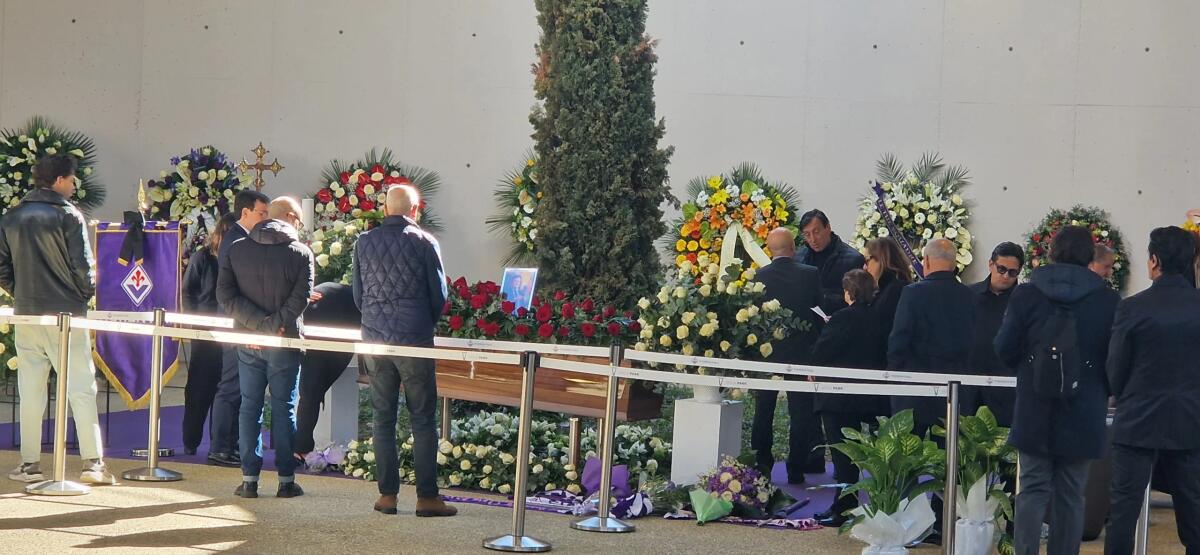 Grande commozione al Viola Park per la camera ardente di Barone. Presenti Commisso e Pradè. Tanti tifosi - 
