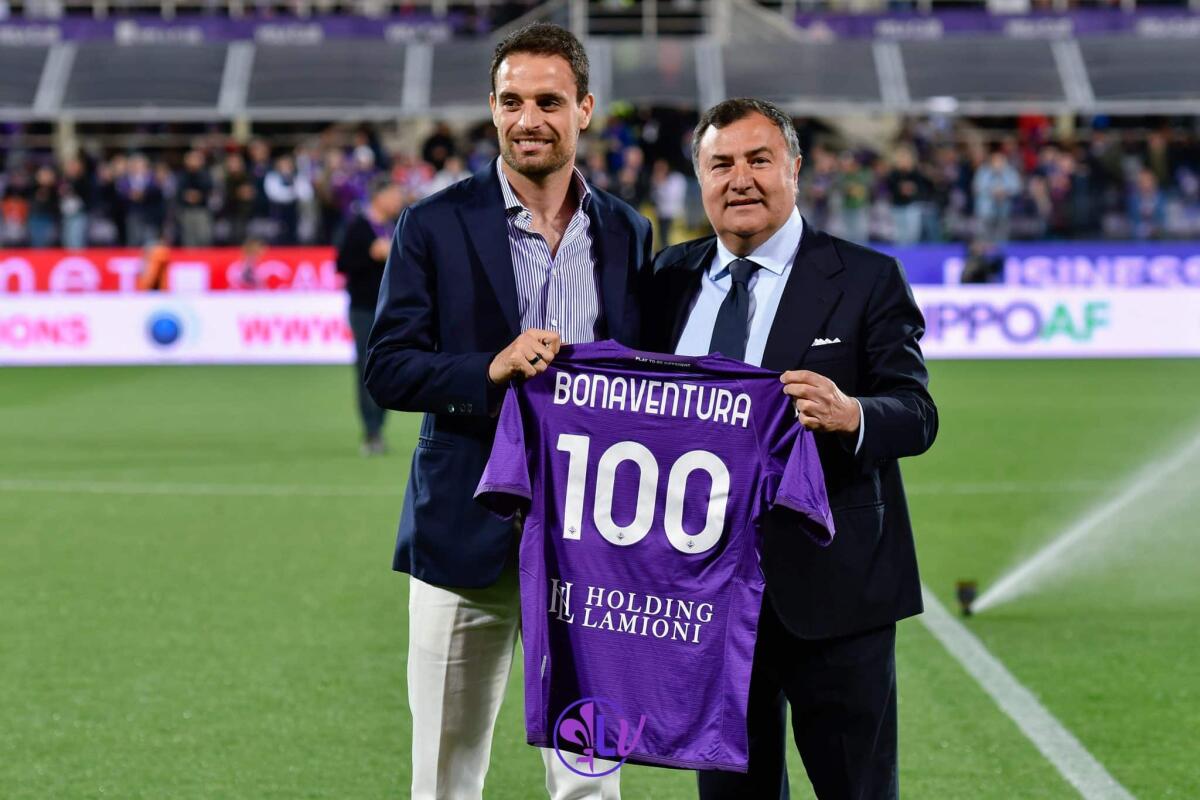 Bonaventura darà l'ultimo saluto a Barone a New York. Italiano intanto attende il rientro di Nico e Beltran - Giacomo Bonaventura (ACF Fiorentina) riceve la maglia per le 100 presenze