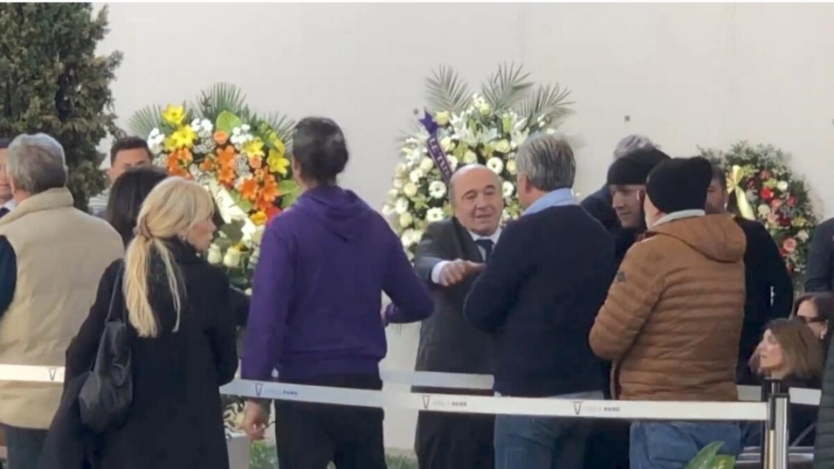 Commisso abbraccia i tifosi venuti a salutare per l'ultima volta Barone, grande dolore sul volto del presidente - 