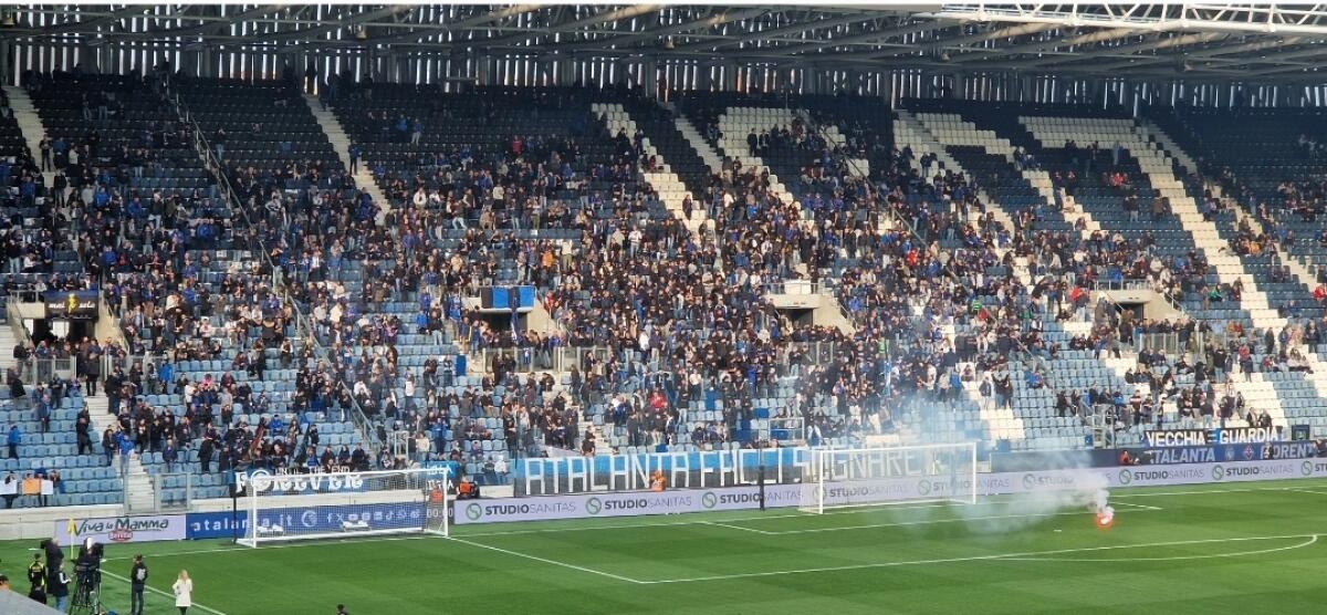 I tifosi dell'Atalanta fischiano la decisione di rinviare la partita. Squadra viola via dallo stadio - 