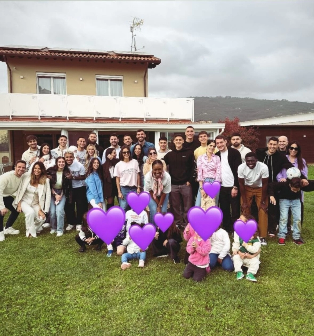Quasi tutti i giocatori della Fiorentina insieme per Pasqua con mogli e figli. Assenti in 8. Ecco la foto
