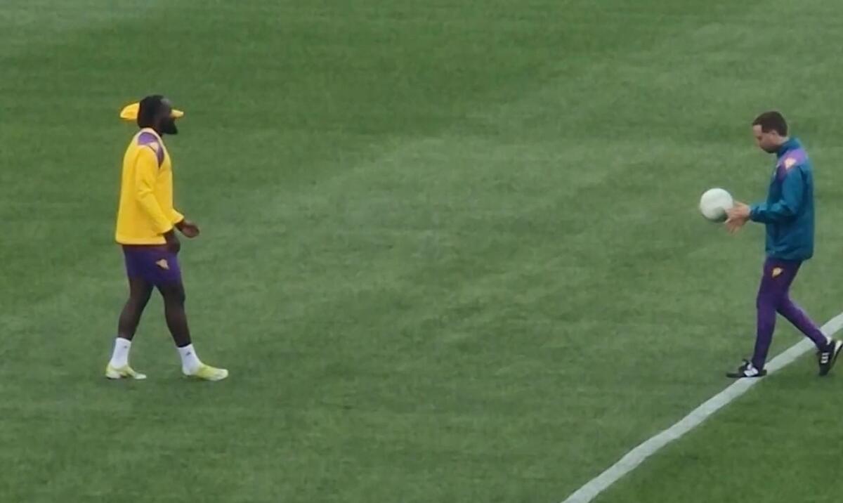 Dal Viola Park: lavoro differenziato per Nzola mentre gli altri calciatori fanno torello - 