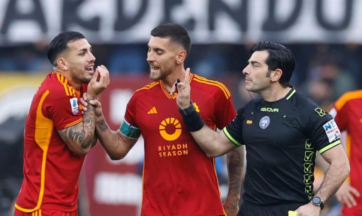Ecco la vera Roma, Paredes grida all'arbitro Maresca: "Questo è una m*erda" dopo aver preso il giallo - 