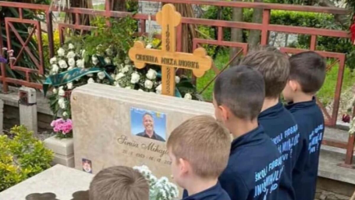 Mihajlovic, l'omaggio da brividi dei bambini della sua scuola calcio sulla tomba - 