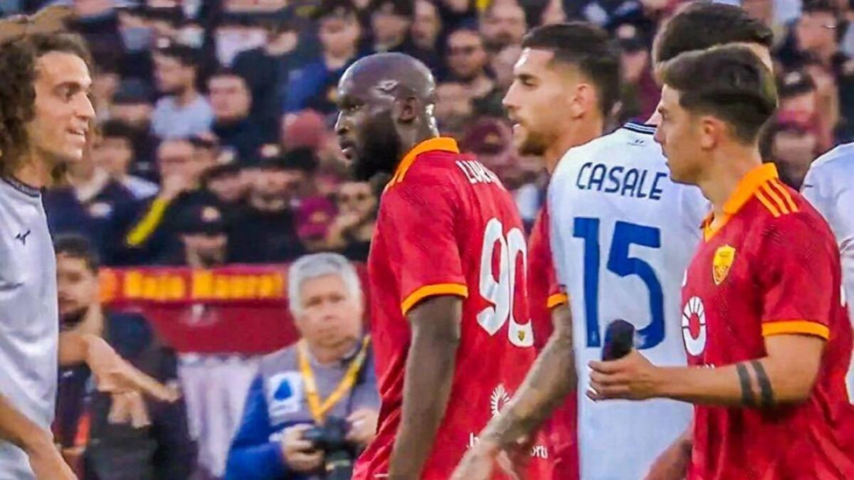 Scintille Dybala-Guendouzi, l'argentino mostra il parastinco con la coppa del mondo - 