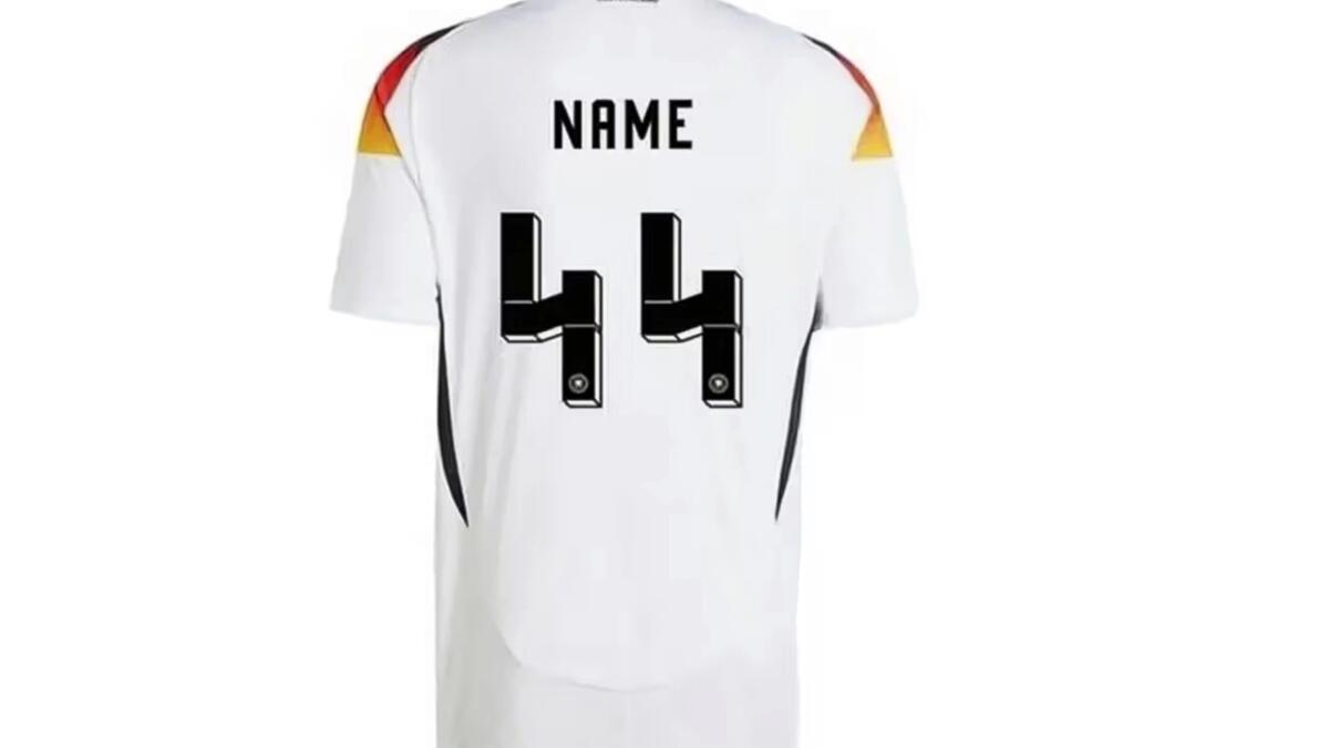 I numeri dietro le maglie della Germania ricordano la sigla delle SS, Adidas costretta a vietarne la vendita - 