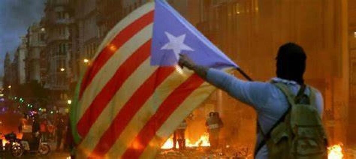 Incredibile a Barcellona, i tifosi blaugrana attaccano per errore il bus della loro squadra! - 