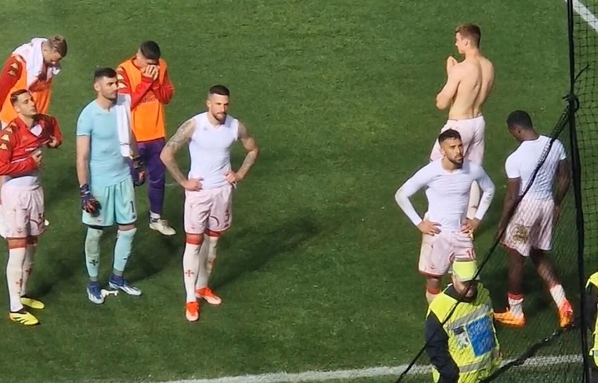 Fiorentina distrutta dopo la sconfitta, dai tifosi viola cori e sostegno. Nico e Biraghi affranti - 