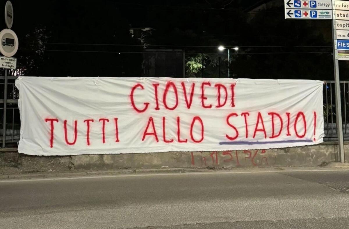 La Fiesole chiama a raccolta i tifosi: "Giovedì tutti allo stadio!" Tanti striscioni sparsi per Firenze - 