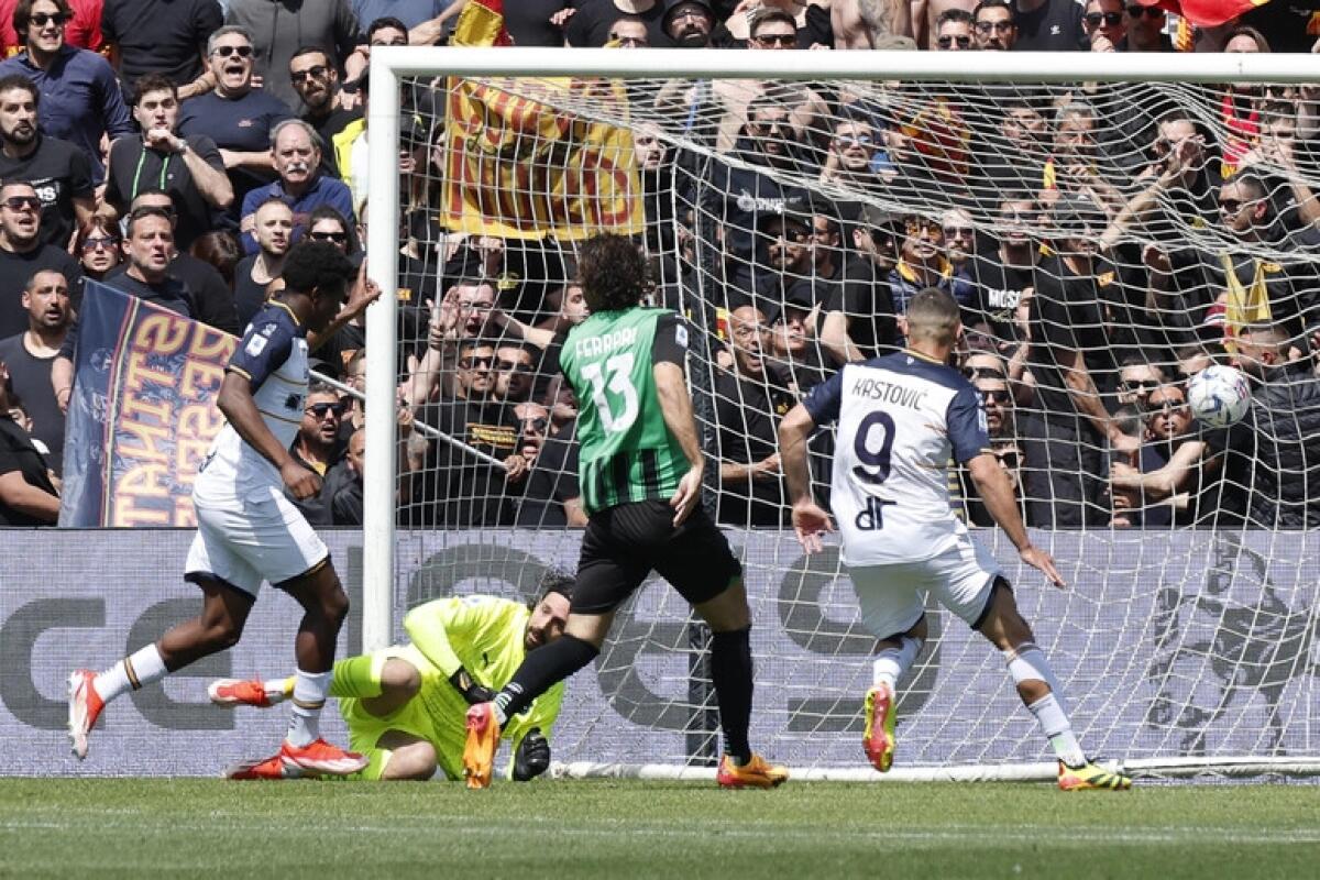 Il Sassuolo viene travolto dal Lecce e sprofonda in classifica. La sfida contro la Fiorentina decisiva per la salvezza - 