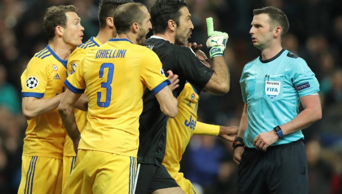 Ricordate Oliver? Buffon disse che aveva un bidone dell'immondizia al posto del cuore. Arbitra la Fiorentina - 