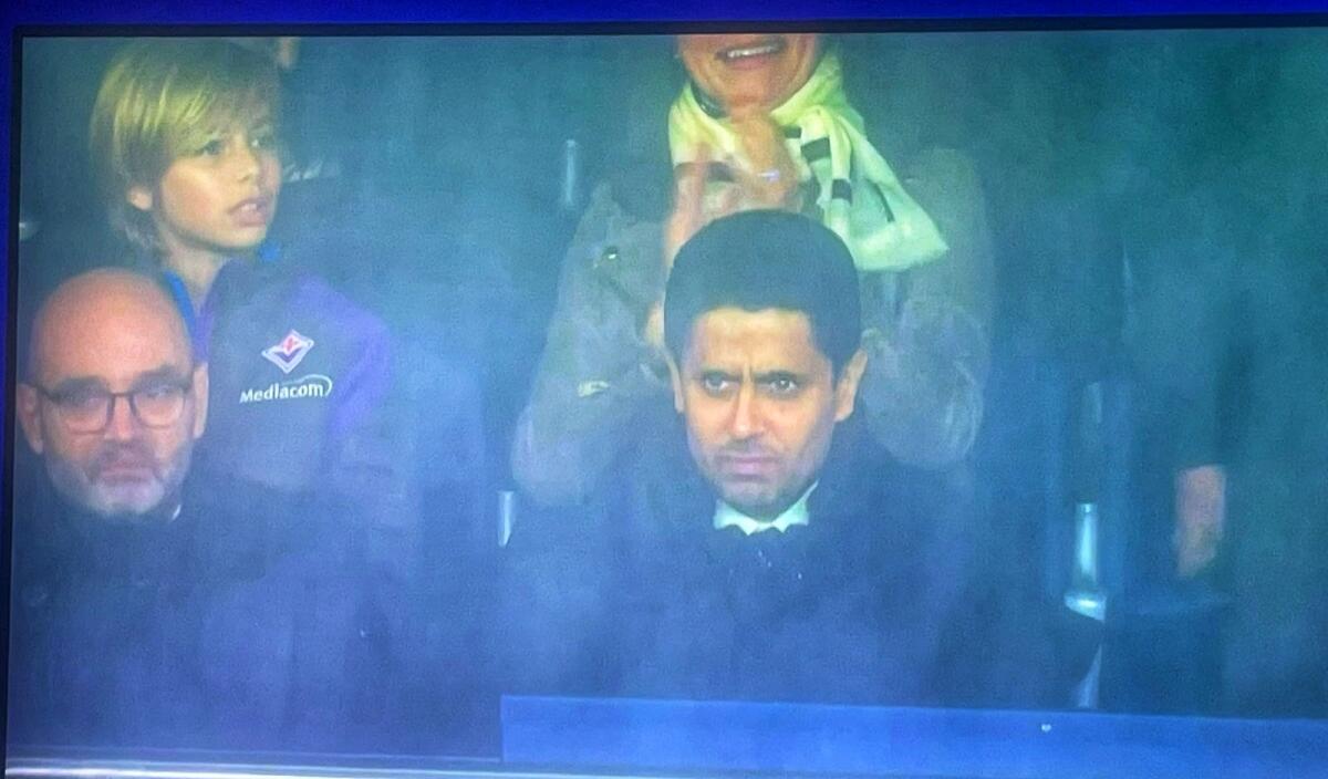 Dietro lo sceicco del PSG spunta la giacca della Fiorentina indossata da un bambino in tribuna a Parigi - 