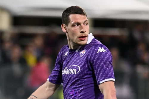 Belotti corre, lotta e perde un dente contro l’Atalanta. La reazione della moglie: “Molto bene”