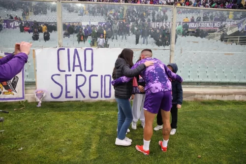 La Fiesole e il capitano Biraghi rendono omaggio a Sergio Pani, storico tifoso scomparso da poco