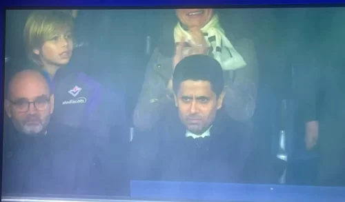Dietro lo sceicco del PSG spunta la giacca della Fiorentina indossata da un bambino in tribuna a Parigi