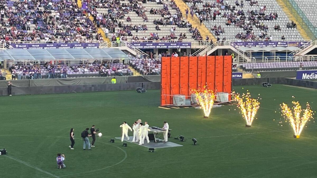 I Bnkr44 aprono lo show pre-partita al Franchi e infiammano i tifosi della Fiorentina gridando "Forza Viola" - 