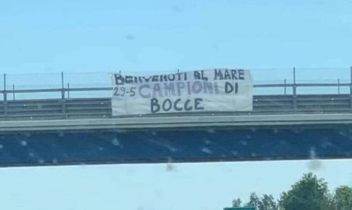 Striscioni sui cavalcavia della Fi-Li-Pi per i tifosi della Fiorentina: "Benvenuti al mare, campioni di bocce" - 