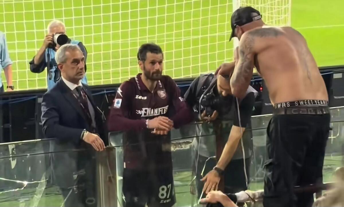 Vergogna a Salerno, Candreva colpito quasi in faccia da un oggetto lanciato dalla sua curva: "Via da qui" - 