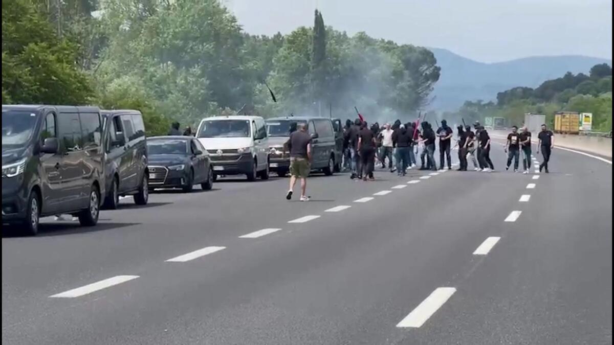 Ultras di Atalanta e Juventus si affrontano in viaggio verso Roma, panico in autostrada - 