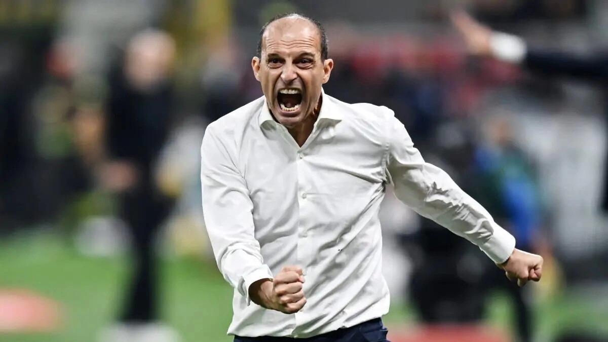 Allegri-show, cacciato nel recupero, si spoglia e urla contro la tribuna: "Dov'è Rocchi??!" - 
