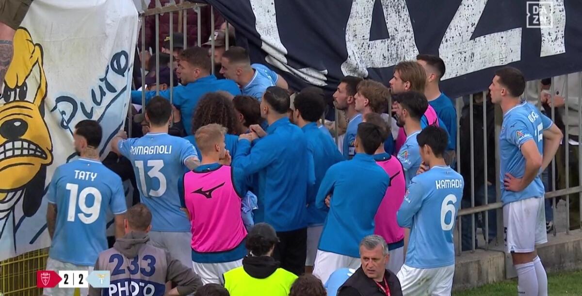 Scontro tra ultras della Lazio e i giocatori, Immobile se la prende con un tifoso, loro cercano qualcuno - 